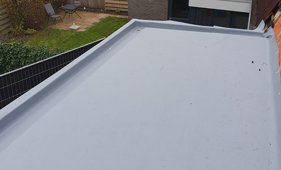 Een dak voorzien van kunststof dakbedekking