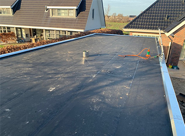 Aanbrengen duurzame dakbedekking Universal met rondom zinkenkraal.